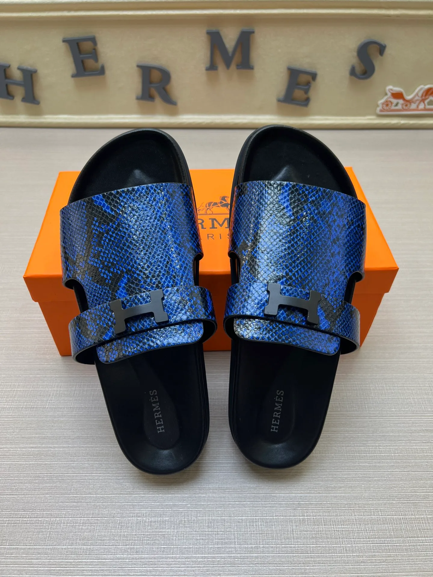 [H Family Hermès] P: 360💰 Size: 38-45 Hermes Men’s Kazimir Slippers - 2025 Summer New Hermès Same as the original version, with colored cowhide surface + rubber combined sole, handmade by master-level craftsmen! ❥High-end customization, exclusive products, the highest version in the industry.